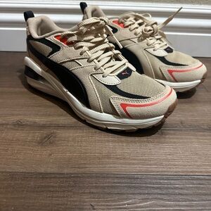 Puma Men's Tan and Black Sneakers